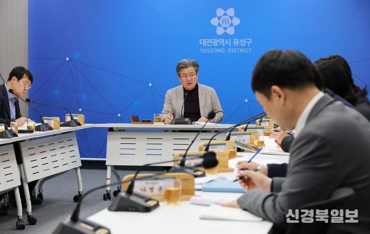 정용래 유성구청장이 9일 주간간부회의를 주재하고 있다.