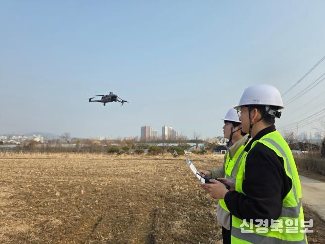 유성구청 직원이 드론을 활용해 개발제한구역 내 불법행위를 단속하고 있다.