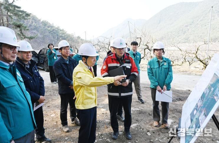 성낙인 군수가 인명피해 우려 지역 현장을 살피고 있다.- 고암면 우천리 산사태 취약지구
