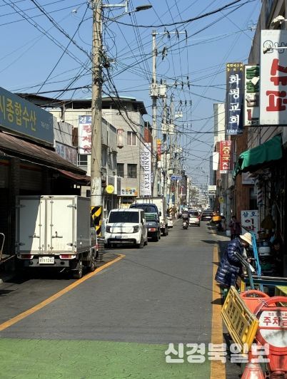 경주시 성동동 일대 전신주에 통신선과 전력선이 복잡하게 얽혀 설치돼 있는 모습