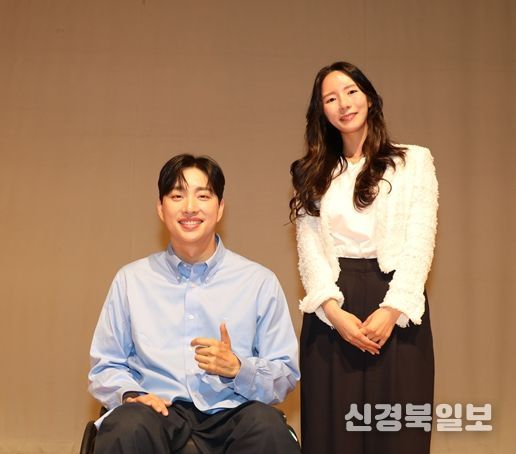 장애인식개선 강연회에 참석한 윤정회 의원 <사진제공> '장애인식개선 강연회'에서 위라클 박위 대표(좌)와 용산구의회 윤정회 의원(우)