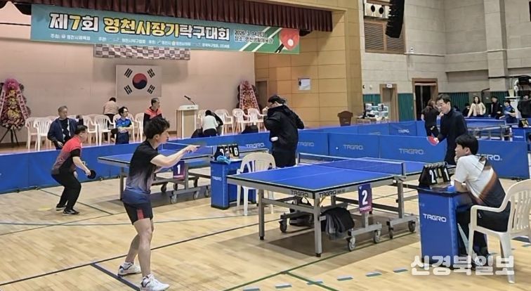 생활체육관에서 진행된 제7회 영천시장기 탁구대회에서 탁구 동호인들의 열띤 경기가 펼쳐지고 있다.