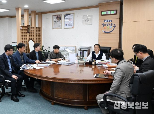 16일 서동욱 남구청장이 구청장실에서 열린 재난관리 통합플랫폼 구축사업 추진계획 보고회에 참석해 회의를 주재하고 있다.