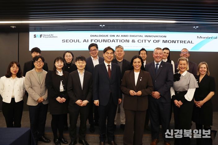 서울AI재단 김만기 이사장(왼쪽에서 다섯 번째)과 캐나다 몬트리올 시장(소라야 마르티네즈 페라다)을 비롯한 양측 관계자들이 간담회 후 기념사진을 찍고 있다.