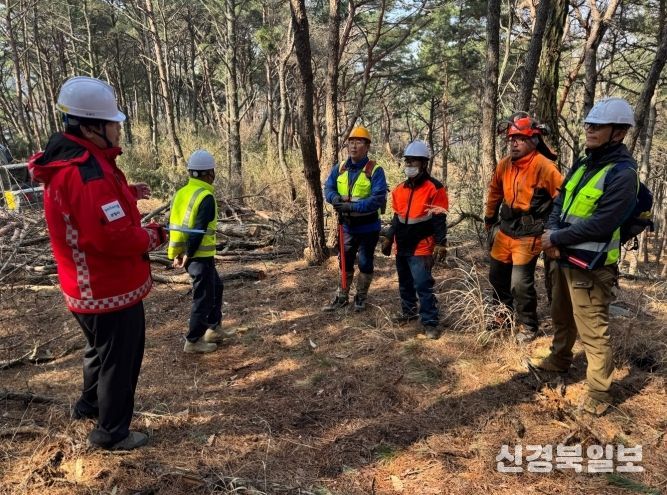 포항시가 지난 19일 장량 2-1 지구 사업장을 방문해 현장 점검 및 안전 지도를 하고 있다.