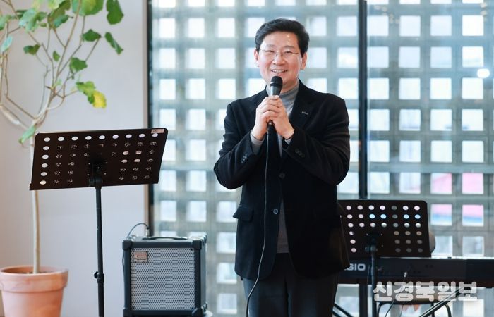 이상일 용인특례시장이 21일 민주평화통일자문회의 용인시협의회 자문위원과 함께하는 봄맞이 음악회에 참석해 인사말 하고 있다