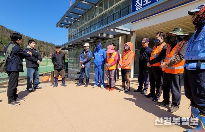 지난 20일 칠포해수욕장 일원에서 실시한 공공일자리사업 안전관리 현장점검 사진.