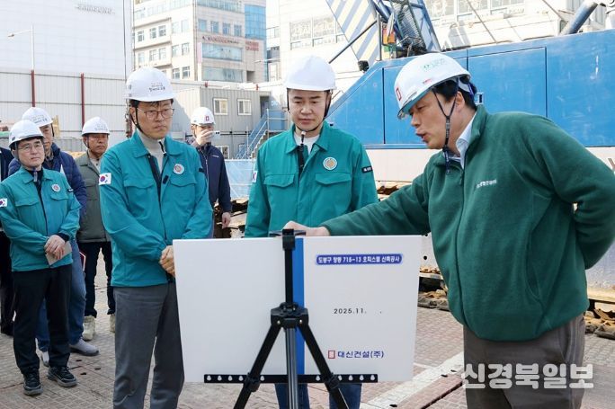 오언석 도봉구청장(가운데)이 지역 내 한 오피스텔 신축공사장에서 현장 관계자로부터 공사 추진현황에 대한 설명을 듣고 있다