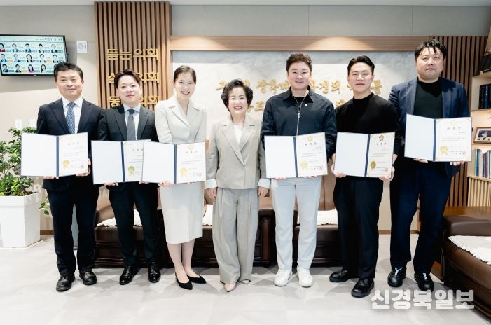 (왼쪽부터) 이은규 세무사, 김형준 세무사, 허은 위원, 전은혜 광진구의회 의장, 김강산 대표위원, 정준영 회계사, 임현찬 세무사