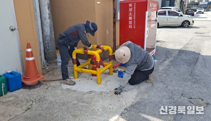 울진소방서, 관내 노후 소화전 보호틀 도색작업 실시