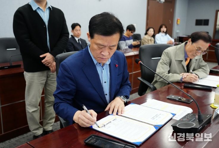 이승로 성북구청장(왼쪽)이 협약서에 서명하고 있다