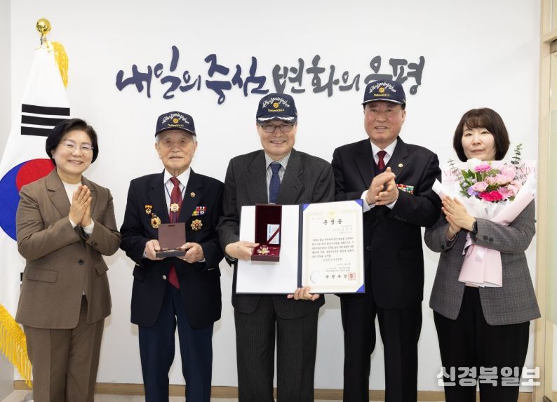 화랑무공훈장 전수식 사진. 왼쪽부터 김미경 은평구청장, 김상유 무공수훈자회 운영위원장, 유가족 김진규 씨, 류흥덕 무공수훈자회 지회장, 이지우 복지정책과장