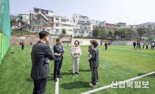 3월 26일 박희영 용산구청장이 용산중학교 인조잔디 운동장을 살펴보고 있다