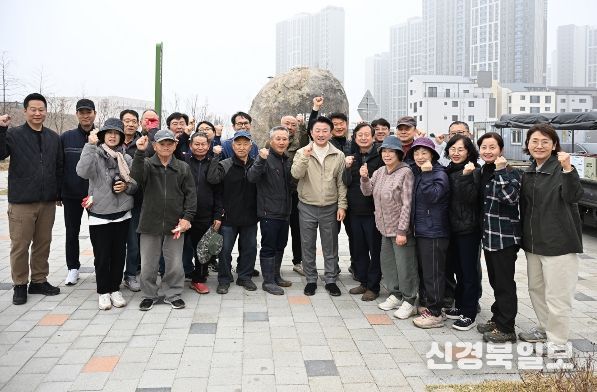 의정부시는 3월 28일 산곡동 독바위문화공원(산곡동 795번지)에서 자원봉사자들과 함께 수국 식재를 진행했다.