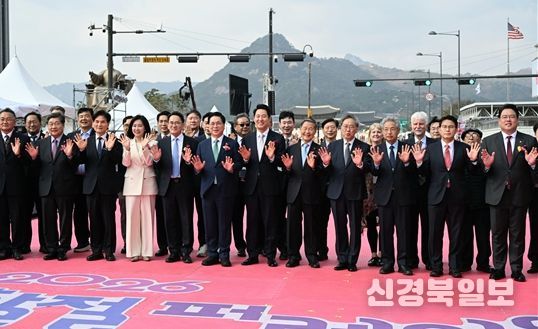 오세훈 서울시장이 4일(토), ‘2026년 부활절 퍼레이드’에서 참석자들과 기념 촬영하고 있다.
