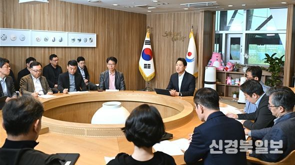 오세훈 서울시장이 5일(일) 오전 집무실에서 중동사태 장기화로 인한 서울시민 생활 불안 감소와 생계 안정화 대책 점검을 위한 「중동상황 관련 비상경제대책회의」를 주재하고 있다.