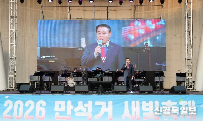 이재식 수원특례시의회 의장이 4일 만석공원에서 열린 ‘2026 만석거 새빛축제’ 개막식에 참석해 인사말을 하고 있다.
