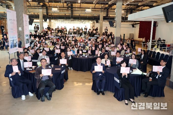 이재식 의장을 비롯한 참석자들이 ‘2026년 보건의 날 기념행사’에서 기념촬영을 하고 있다.