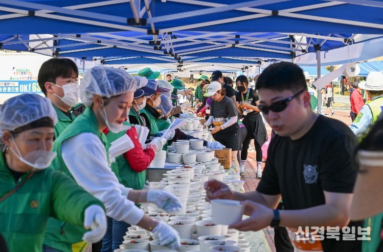 영주시 새마을회가 1만명 분 국수나눔을 하고 있다.