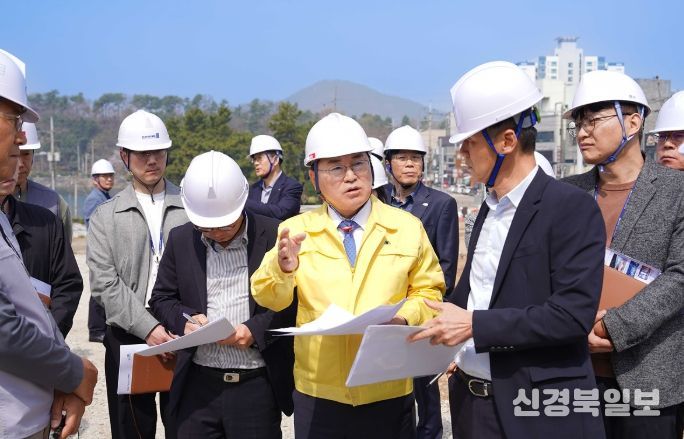 여수시 관계자들이 지난 3일 ‘선소테마정원’ 조성 현장에서 간부회의를 개최하고 추진상황과 개관 준비 상황을 점검하고 있다.