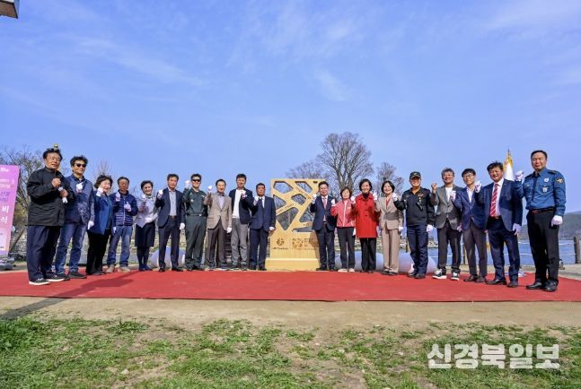 기념비 단체사진