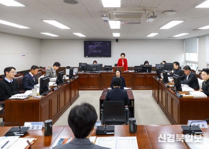 안산시의회 예산결산특별위원회가 지난 1일 제2상임위원회 회의실에서 안건 심사를 벌이고 있는 모습.