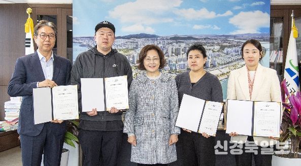 4월 6일 박희영 용산구청장(왼쪽에서 세 번째)이 ‘골목형상점가’로 추가 지정된 상인들과 기념촬영을 하고 있다.