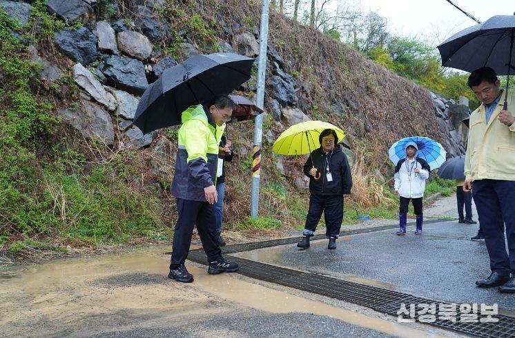 정현구 여수시장 권한대행이 9일 선경아파트 인근 급경사지 현장을 직접 찾아 안전관리 실태를 점검하고 있다.