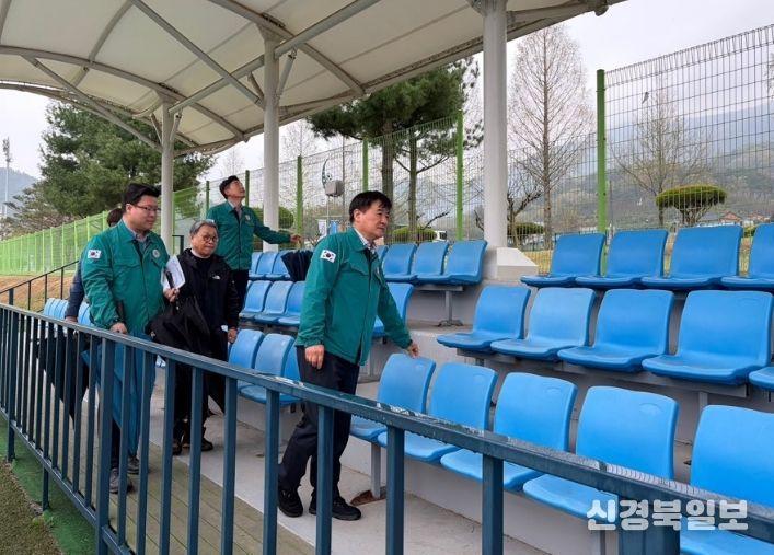 군과 시설관리공단이 함께 경기장을 점검하고 있다.