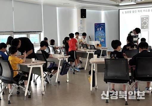 “2025년 ‘호기심 톡톡 창의과학교실’ 2기 운영 모습. 천체·우주항공 분야 체험형 과학교육 프로그램에 참여한 학생들이 다양한 실습 활동을 통해 과학 원리를 배우고 있다.”