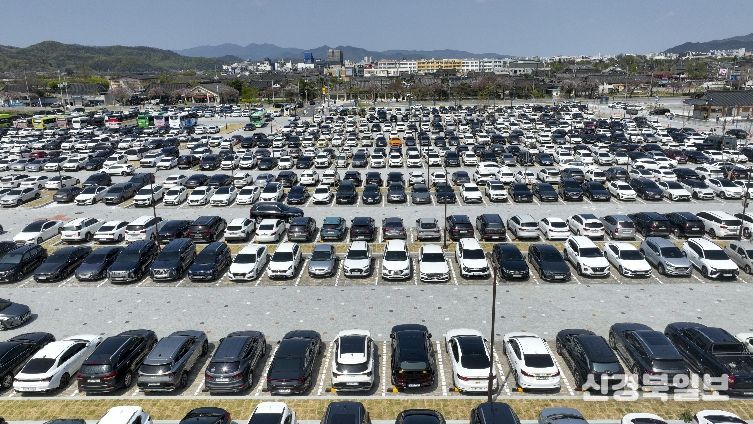 지난 12일 경주 황리단길 공영주차장이 관광객 차량으로 대부분 만차를 이루고 있다.