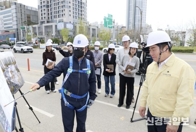 아산 The새로이센터 현장점검 사진(오른쪽 오세현 아산시장)